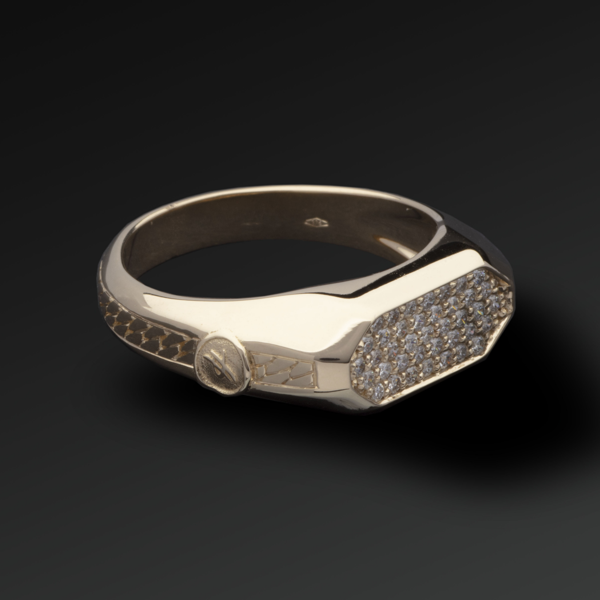 Respect Pavè Ring in Gold and Sapphires