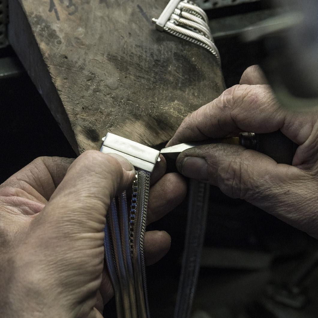 Artigiano aggiusta un gioiello